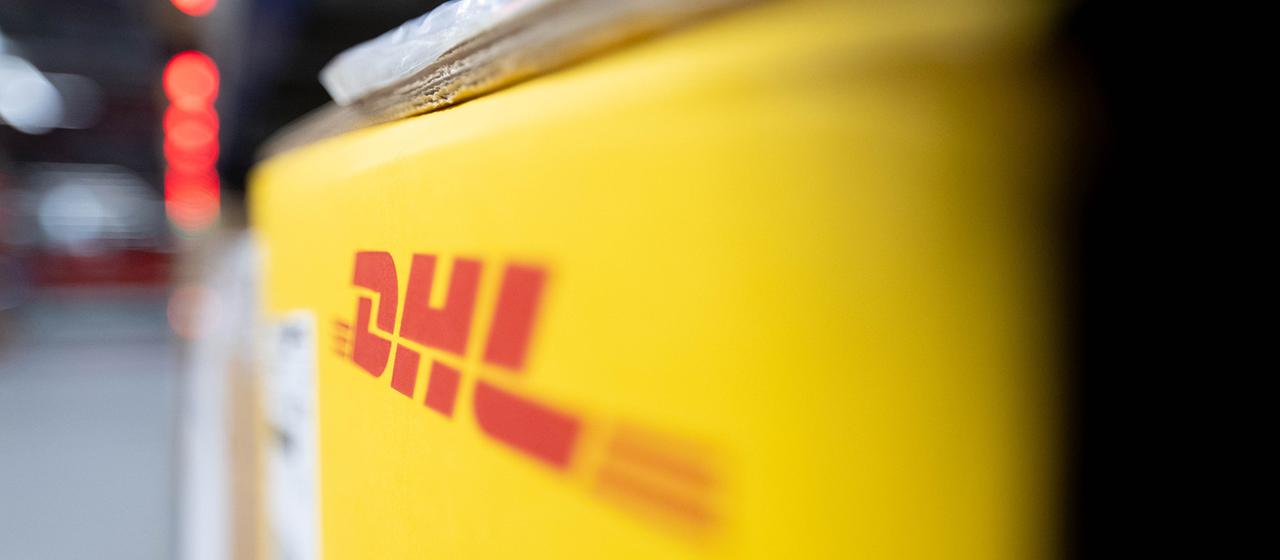 Ein Paket liegt im DHL Hub am Flughafen Leipzig.