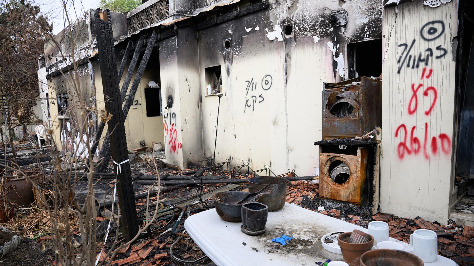 Schutt liegt vor dem zerstörten Haus der ermordeten Friedensaktivistin Vivian Silver im Kibbuz Beeri.