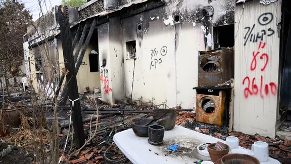 Schutt liegt vor dem zerzörsten Haus der ermordeten 和平活动家维维安·西尔弗 (Vivian Silver) 在基布兹·贝里 (Kibbuz Beeri)。 |德帕 Schutt liegt vor dem zerzörsten Haus der ermordeten 和平活动家维维安·西尔弗 (Vivian Silver) 在基布兹·贝里 (Kibbuz Beeri)。