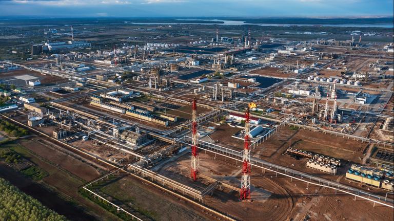 Eine Ölraffinerie des Unternehmens Lukoil in Wolgograd in Russland