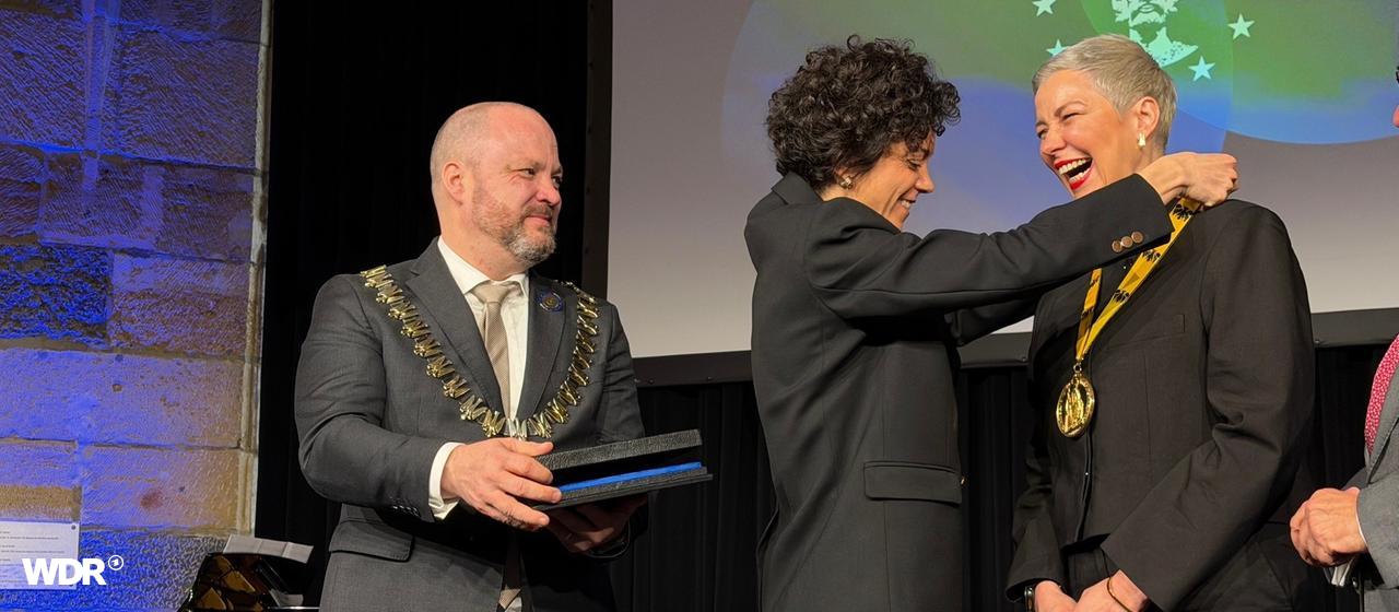 Tatsiana Khomich, die Schwester von Maria Kalesnikava, übergibt Maria K. Den Karlspreis den sie 2022 für sie entgegengenommen hat