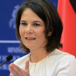 Bundesaußenministerin Annalena Baerbock äußert sich im April 2022 in Vilnius vor der Presse.