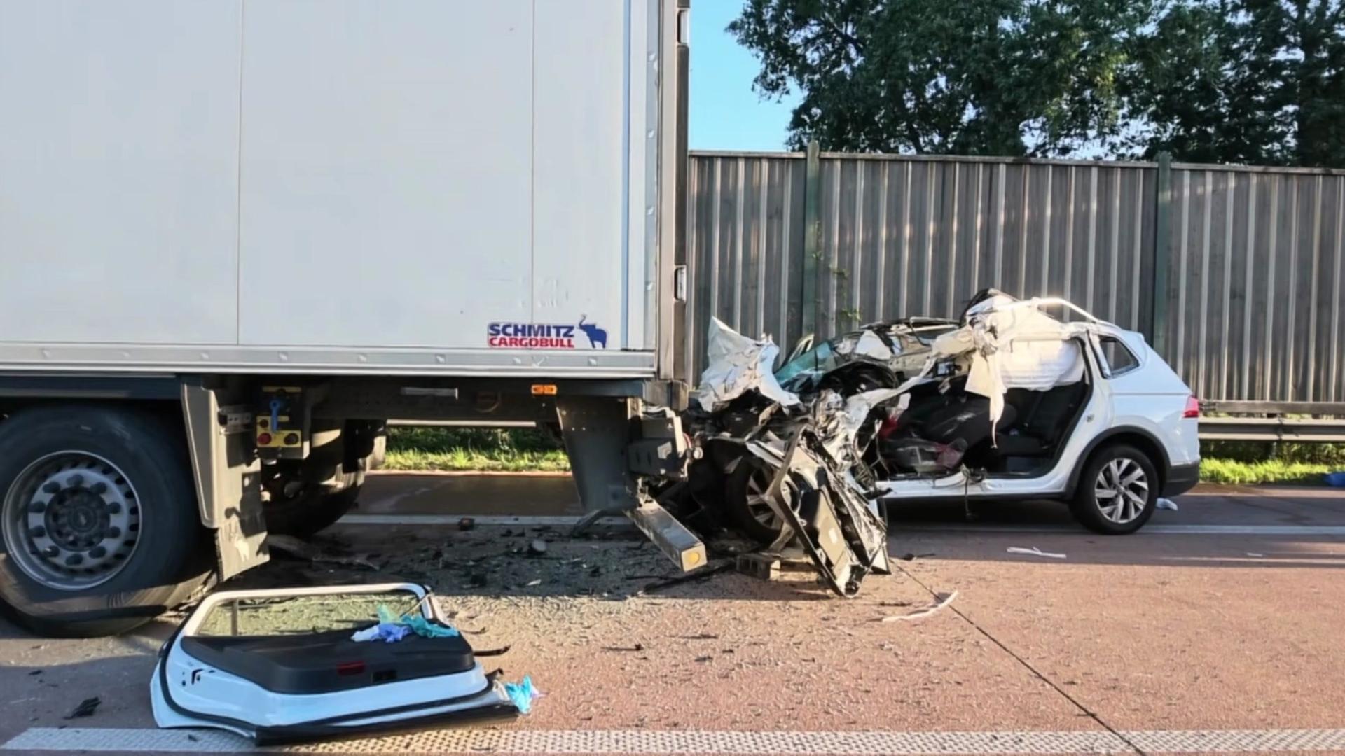 Ein zerstörtes Auto auf der A1. | Nonstopnews