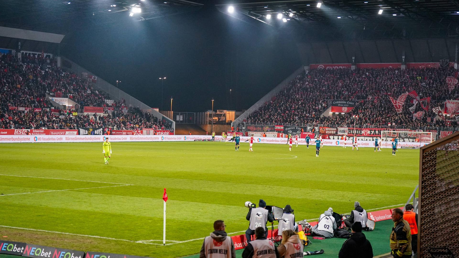 Vor Spiel gegen RB Leipzig: Fans von Rot-Weiss Essen betonieren Gästeblock zu