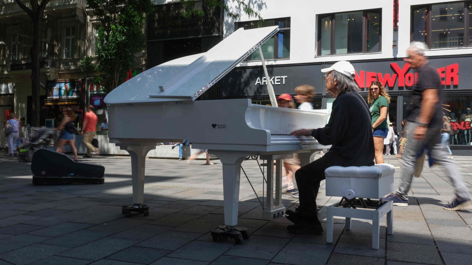 Ein Mann spielt auf der Mariahilfer StraÃe in Wien auf einem FlÃ¼gel. | AFP