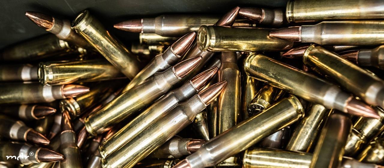 Patronen im Kaliber .223 Remington liegen in einer Munitionskiste.