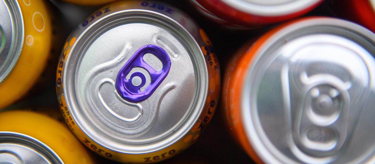 Mehrere Getränkedosen stehen nebeneinander.