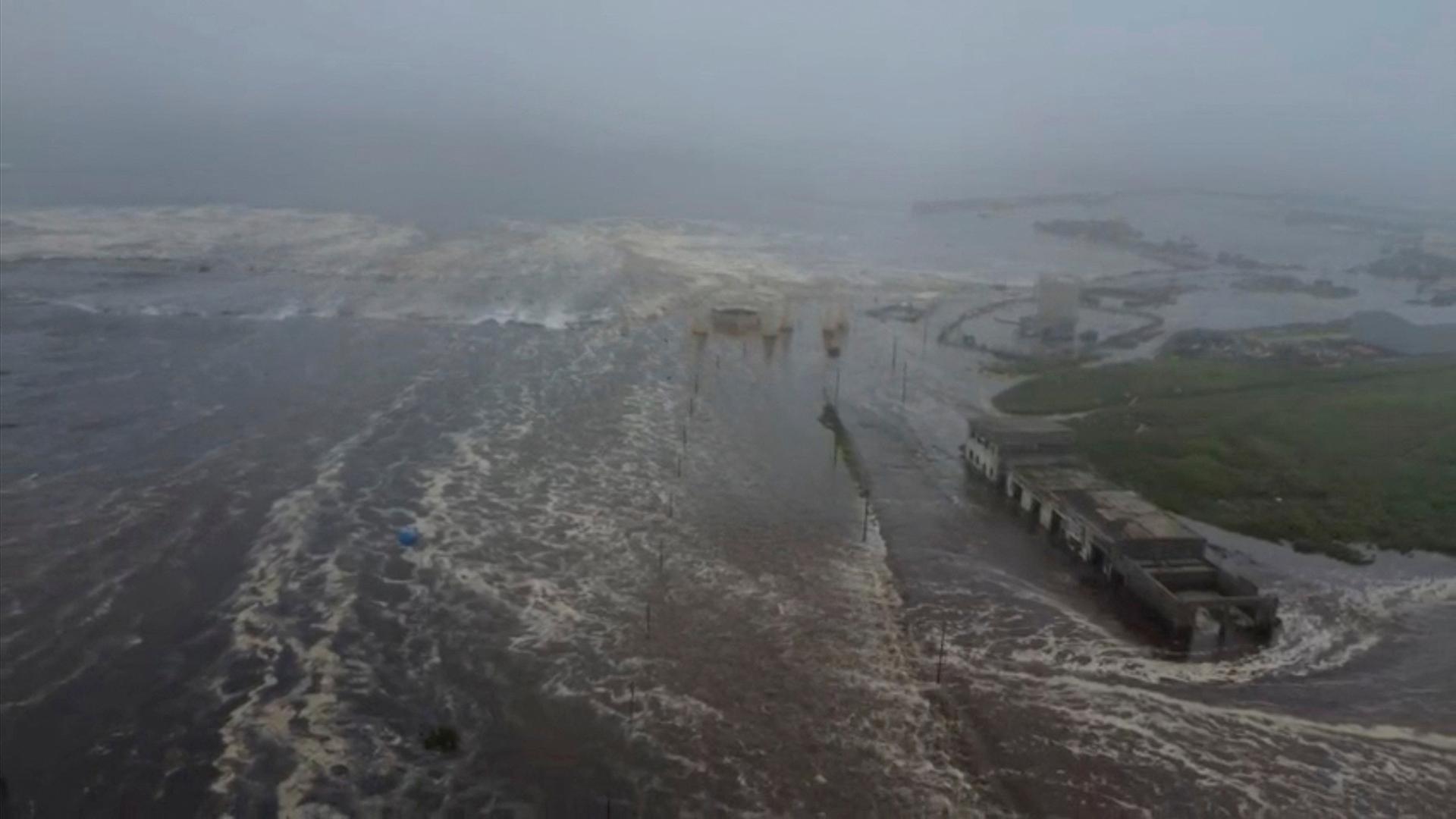 Tsunamiwellen überschwemmen ein Gebiet vor der russischen Halbinsel Kamtschatka. | Geophysical Survey of the Russian Academy of Sciences/Handout via REUTERS