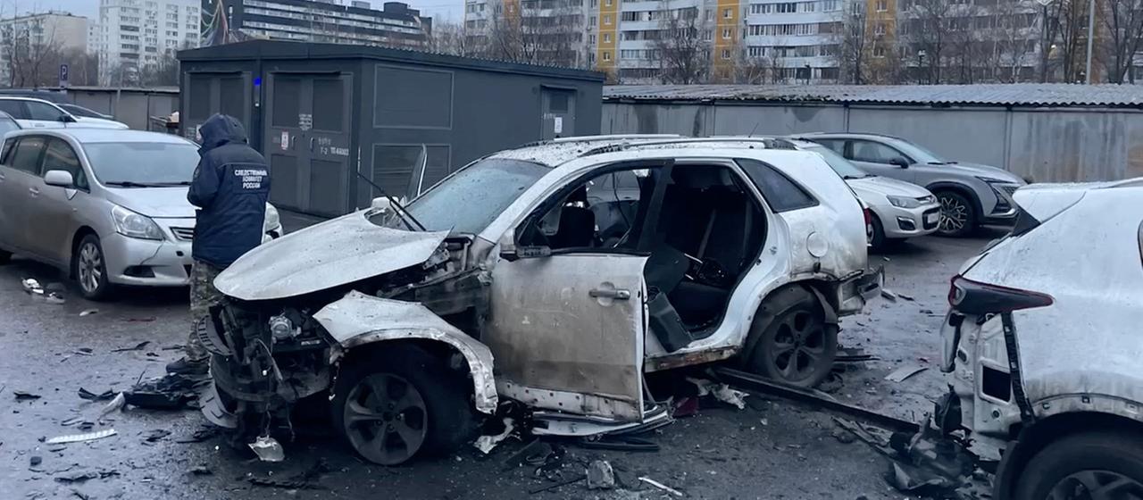 Ein nach einer Explosion zerstörtes Auto ist in Moskau zu sehen.