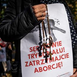 Eine Frau mit einem Rosenkranz in der Hand protestiert vor dem Verfassungsgerichtshof in Warschau gegen Abtreibungen.