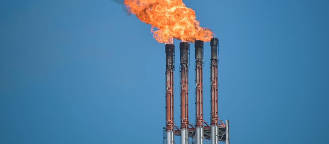 Eine Fackelanlage ist an der Südküste der Insel Sachalin (Russland) zu sehen.