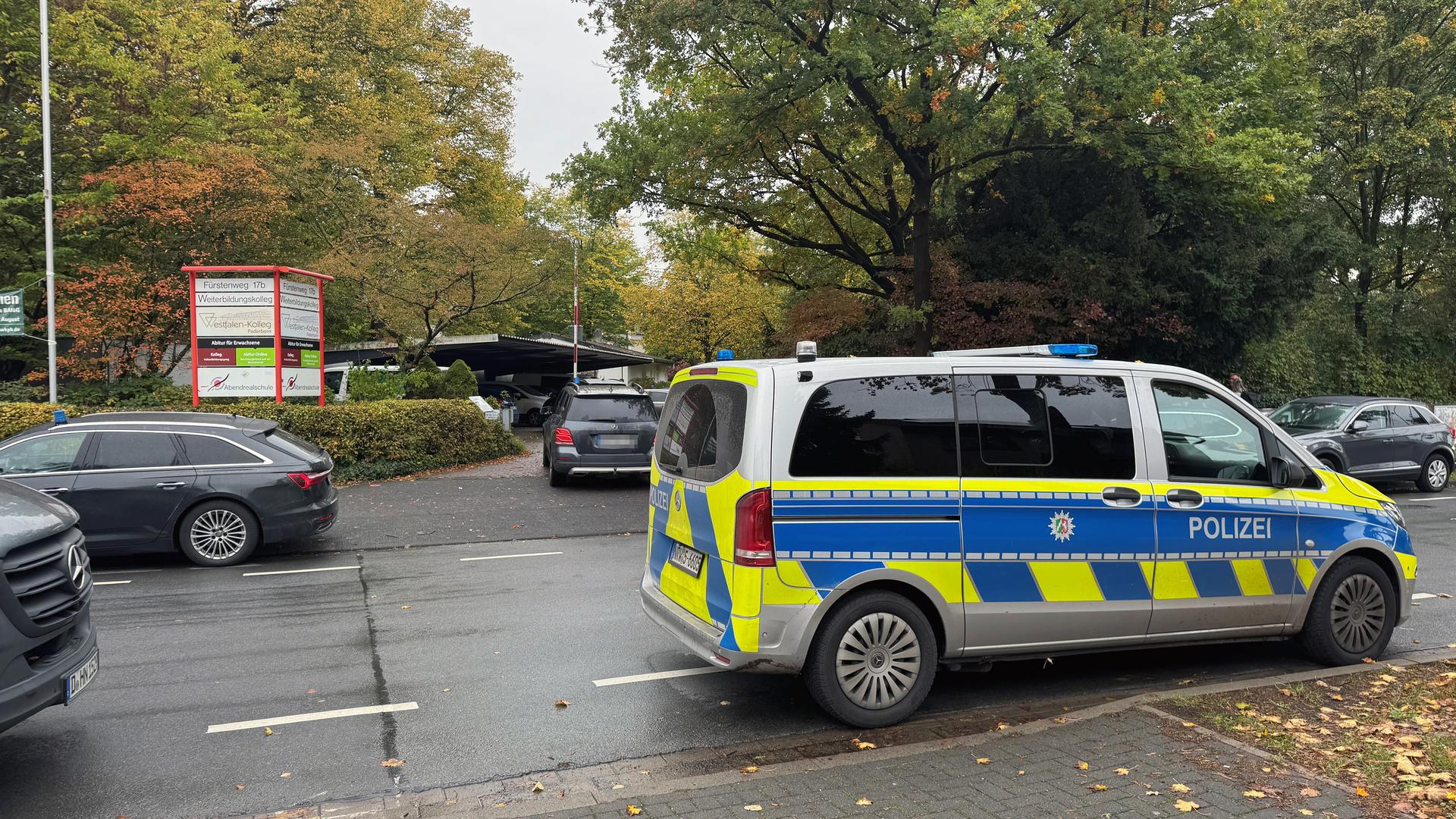 Polizeiauto und andere Autos stehen vor einer Berufssschule in Paderborn. | WDR