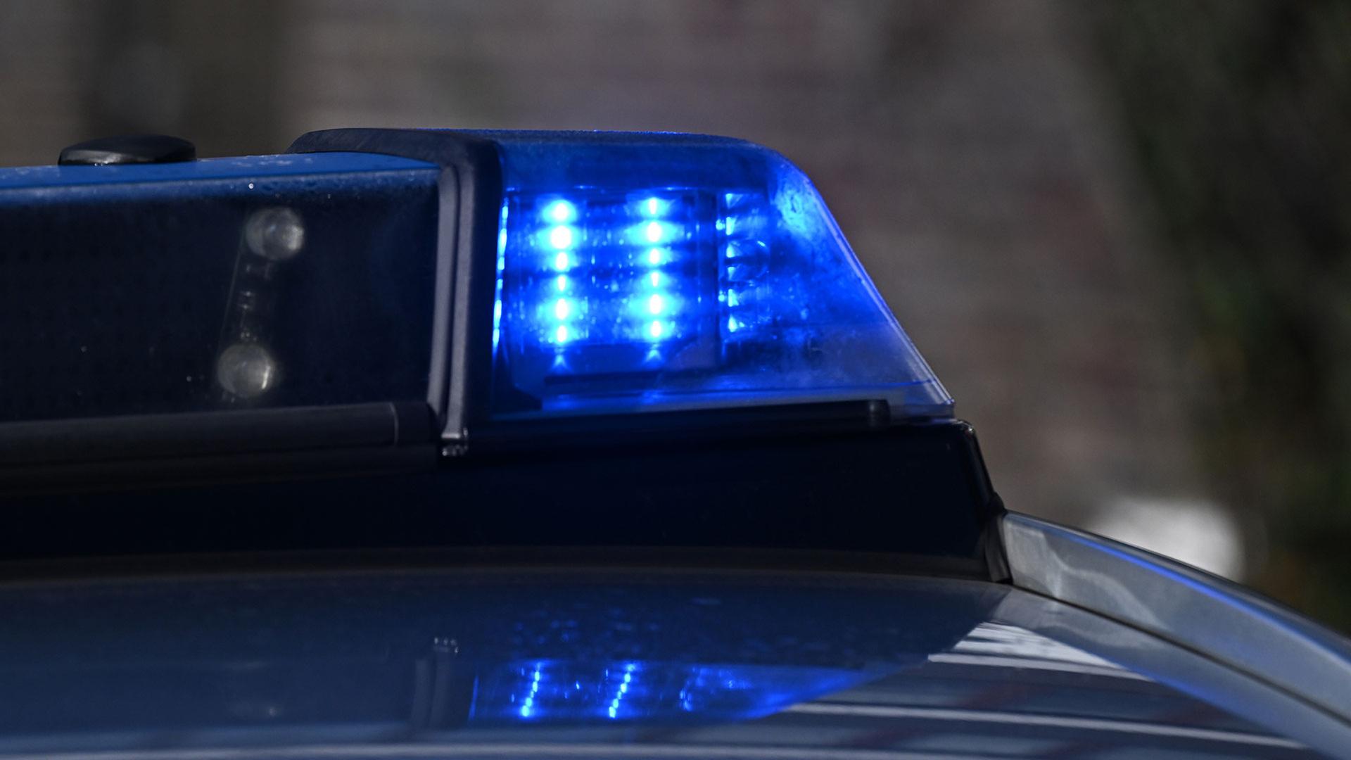 Ein Blaulicht auf einem Polizeifahrzeug | picture alliance/dpa | Bernd Weißbrod