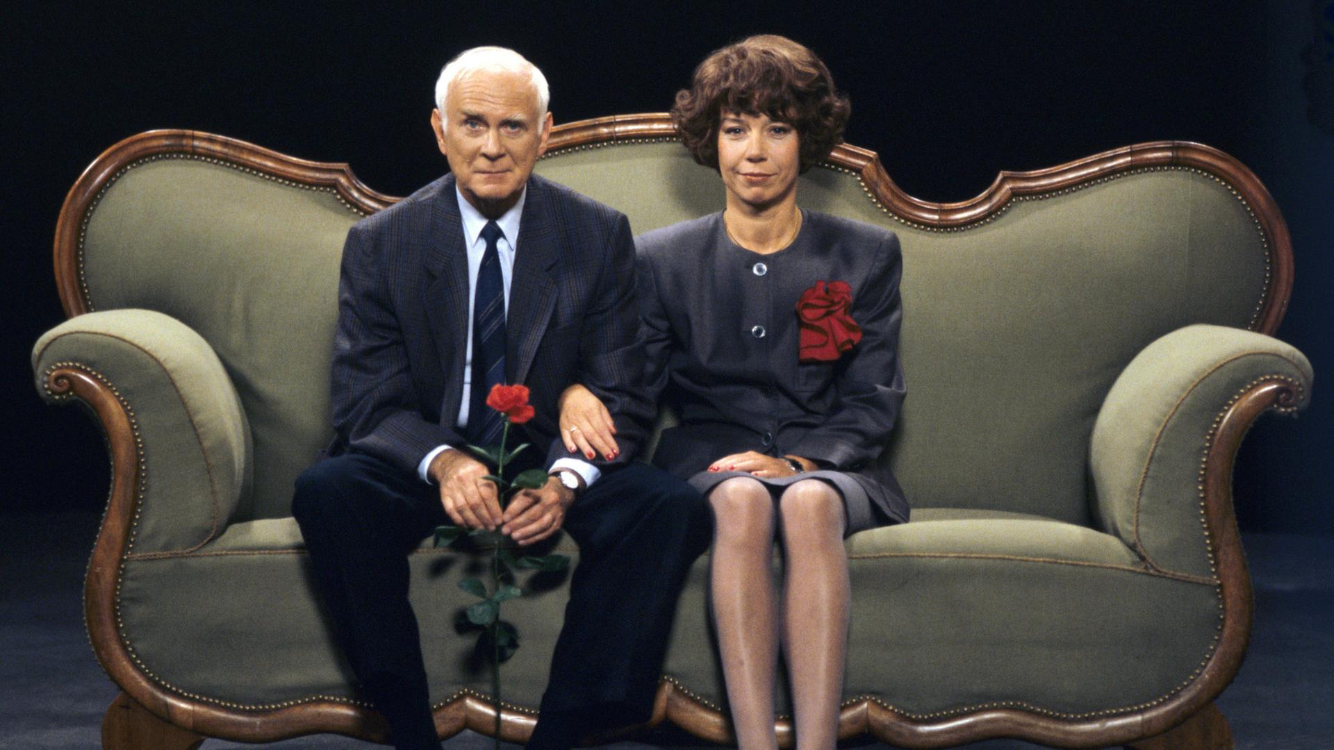 Loriot und Evelyn Hamann sitzen auf dem grünen Sofa. | picture alliance/dpa/SWR/dpa