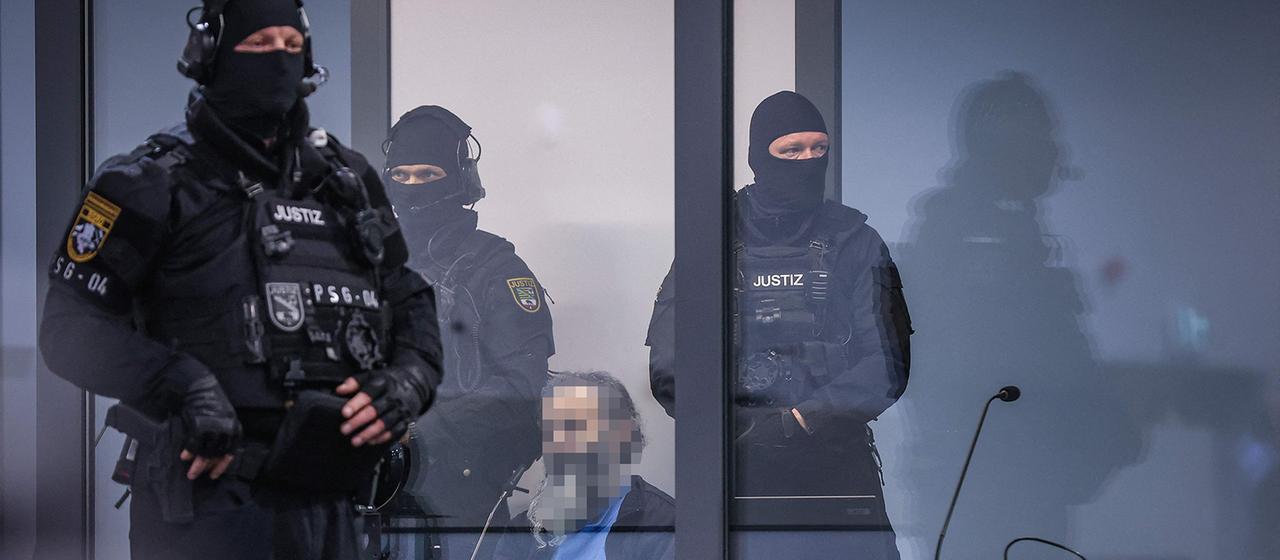 Der Angeklagte sitzt während des Prozesses in Magdeburg in einer kugelsicheren Glasbox.