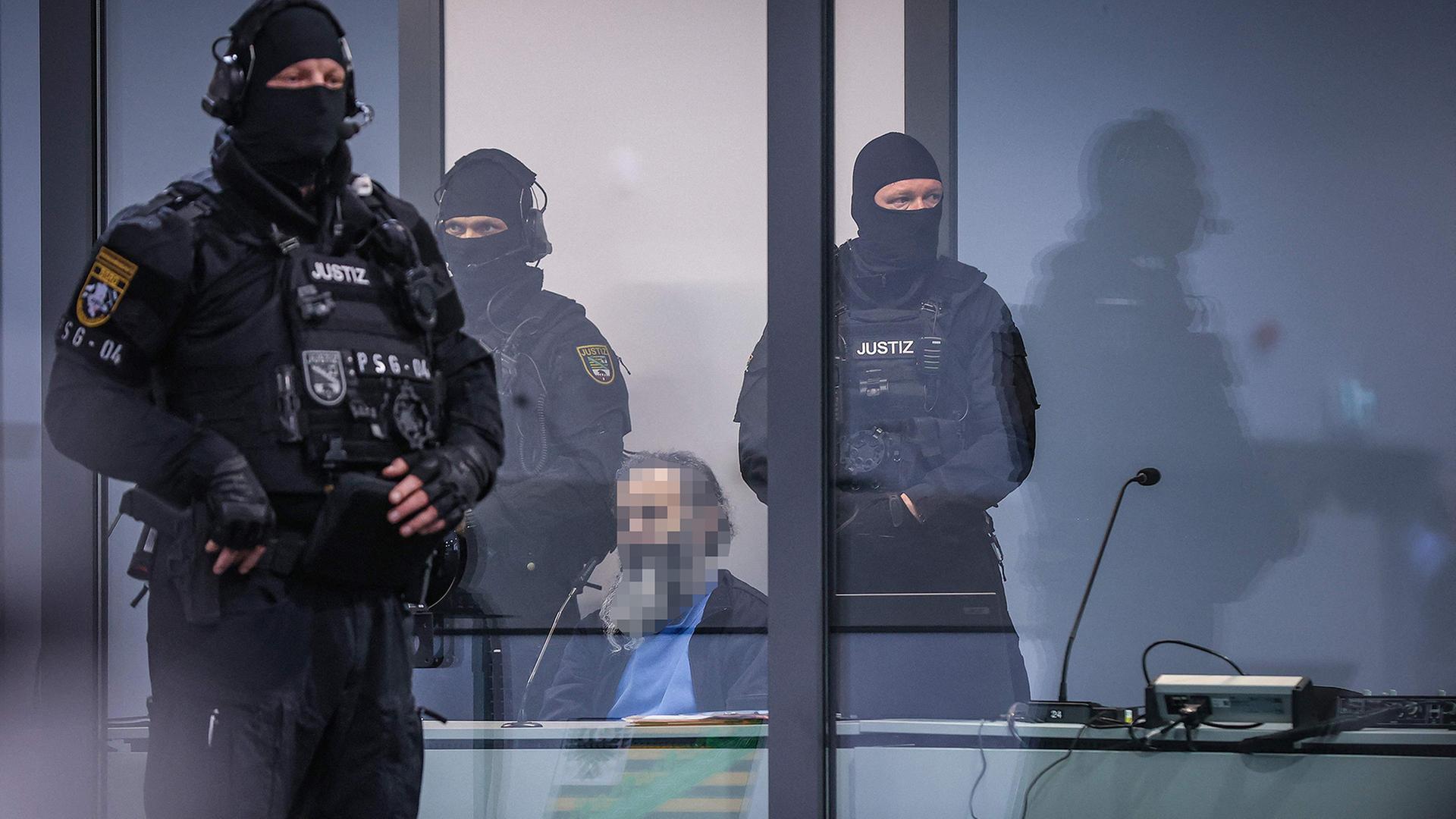 Der Angeklagte sitzt in einer kugelsicheren Glasbox beim Prozess in Magdeburg. | AFP