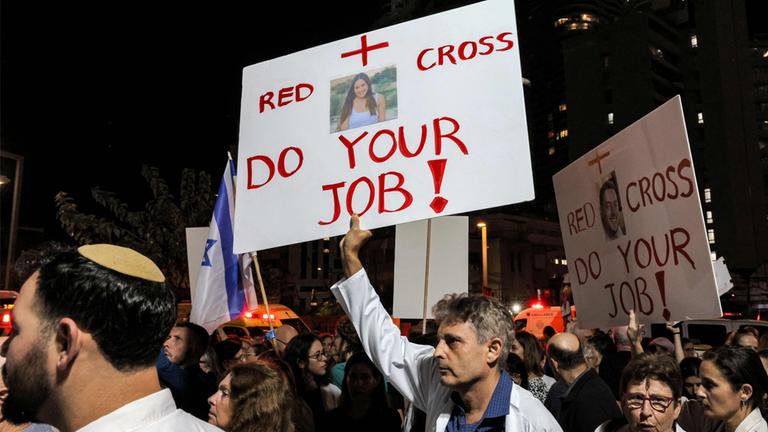 Demonstranten in Tel Aviv halten Plakate hoch mit der Aufschrift "Rotes Kreuz, mache deine Arbeit" (Archiv November 2023)