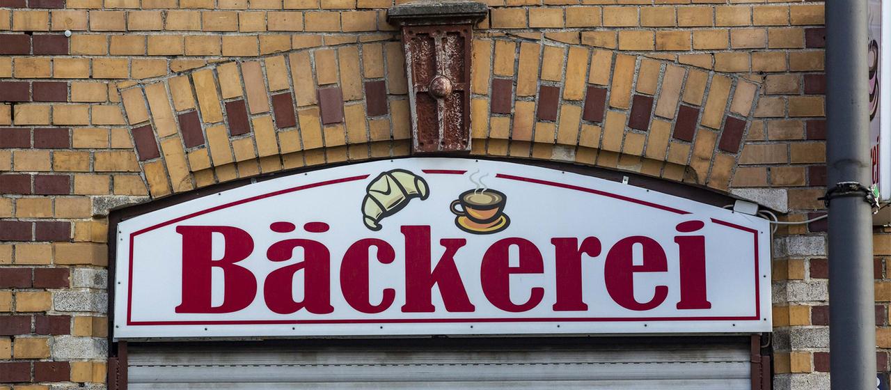 Geschlossene Bäckerei mit heruntergelassenen Rolladen.