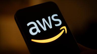 Logo von Amazon Web Services (AWS).