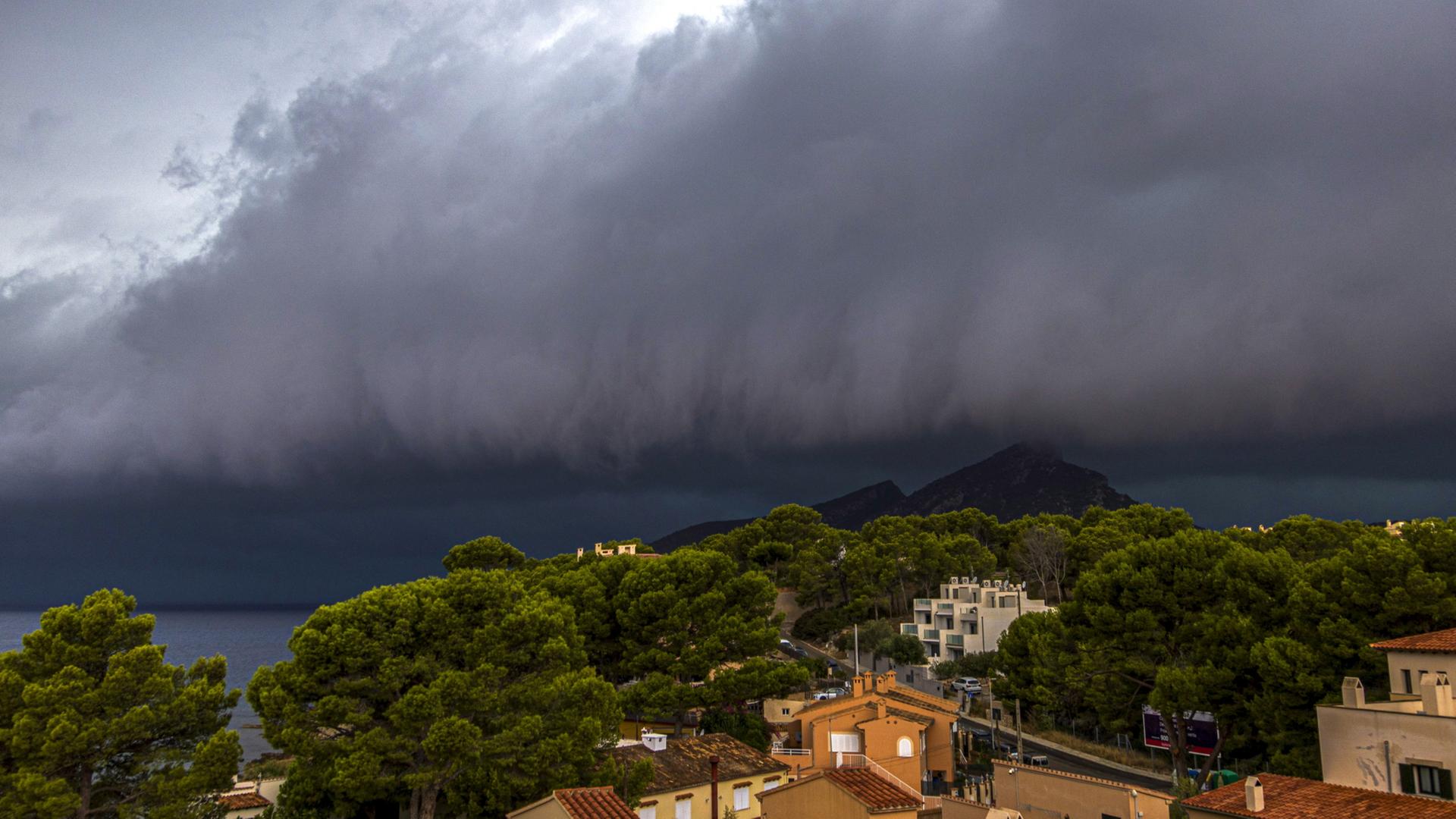 Stürme und Gewitter: Heftige Unwetter auf Mallorca | tagesschau.de