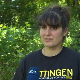 Am Tag nach einem tätlichen Angriff durch einen 66-Jährigen in Göttingen schildert die Landtagsabgeordnete Marie Kollenrott (Grüne) den Vorfall.