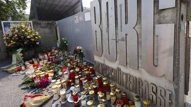 Kerzen und Blumen vor der von einem Amoklauf betroffenen Schule in Graz (Archivbild)