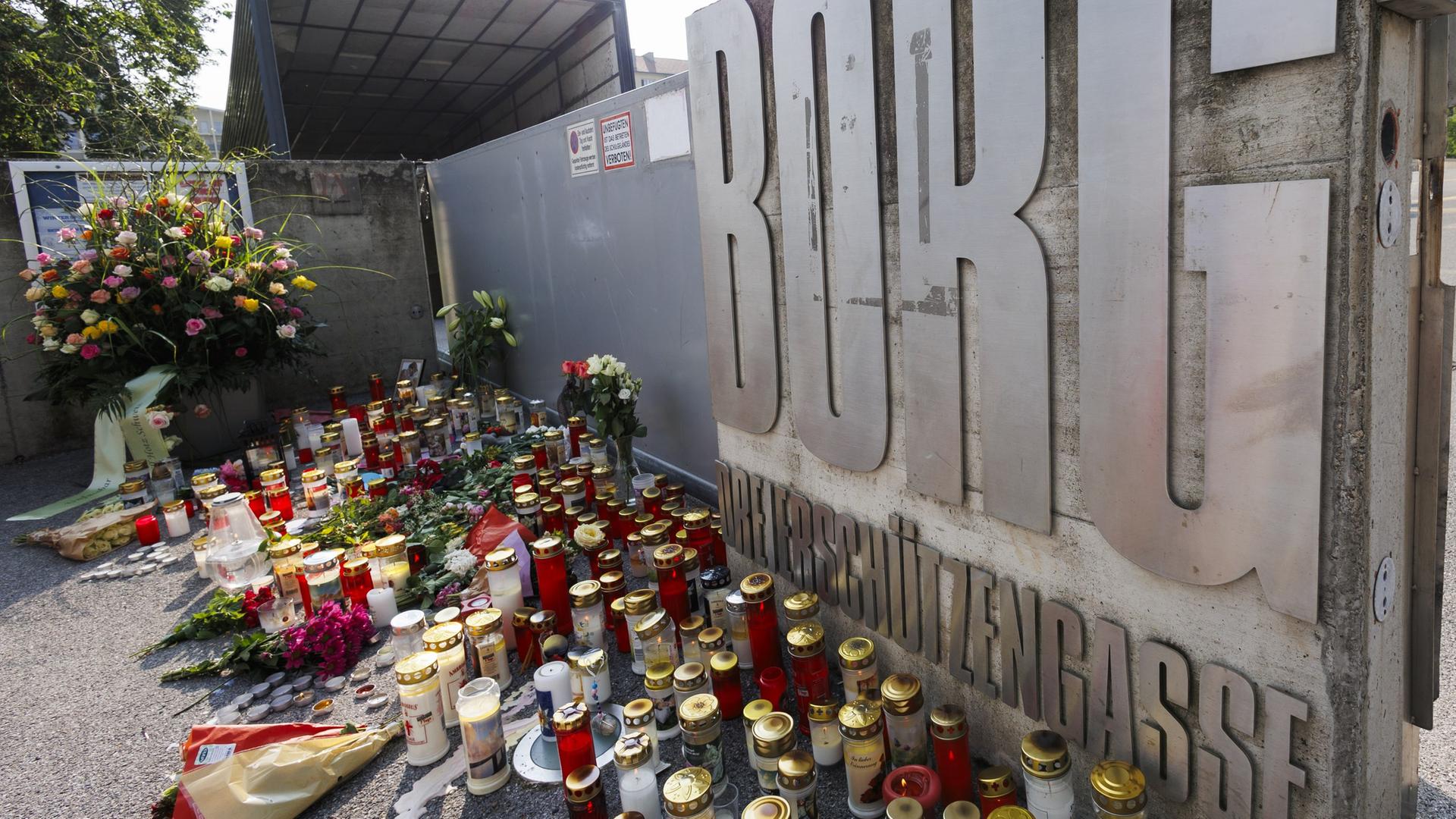 Kerzen und Blumen vor der von einem Amoklauf betroffenen Schule in Graz (Archivbild) | dpa