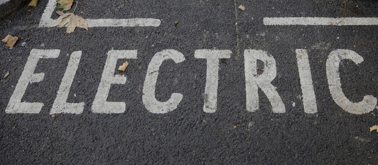 Englische Kennzeichnung eines Parkplatzes für ein Elektroauto