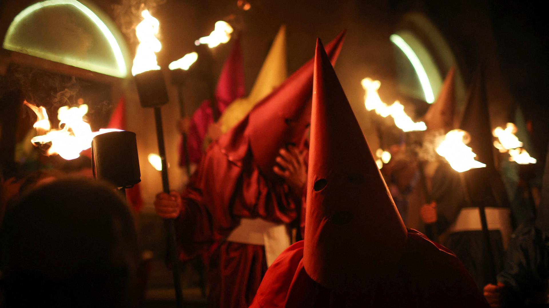 Katholische GlÃ¤ubige nehmen in GoiÃ¡s (Brasilien) an einer Fackelprozession teil. | REUTERS