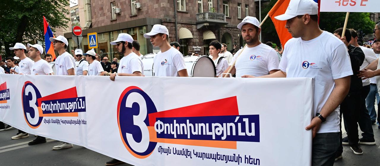 Anhänger der pro-russischen Partei "Starkes Armenien" veranstalten wenige Tage vor den Parlamentswahlen einen Wahlkampfmarsch in Eriwan.