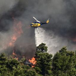 Ein Helikopter bekämpft ein Feuer in Griechenland