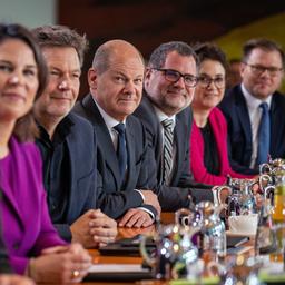 Bundeskanzler Olaf Scholz (vierter v.r), sitzt beim traditionellen Gruppenbild vor der Sitzung des Bundeskabinetts im Kanzleramt zwischen seinen Kabinettsmitgliedern.