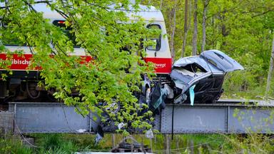 Ein Zug ist in Trochtelfingen mit einem Auto zusammengestoßen. Rettungskräfte sind dort laut Polizei im Einsatz. Eine Person wurde schwer verletzt.