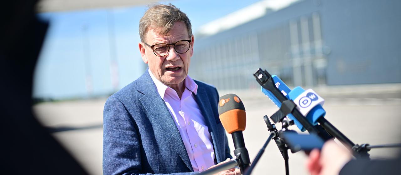 Johann Wadephul spricht auf dem militärischen Teil des Flughafens Berlin Brandenburg.