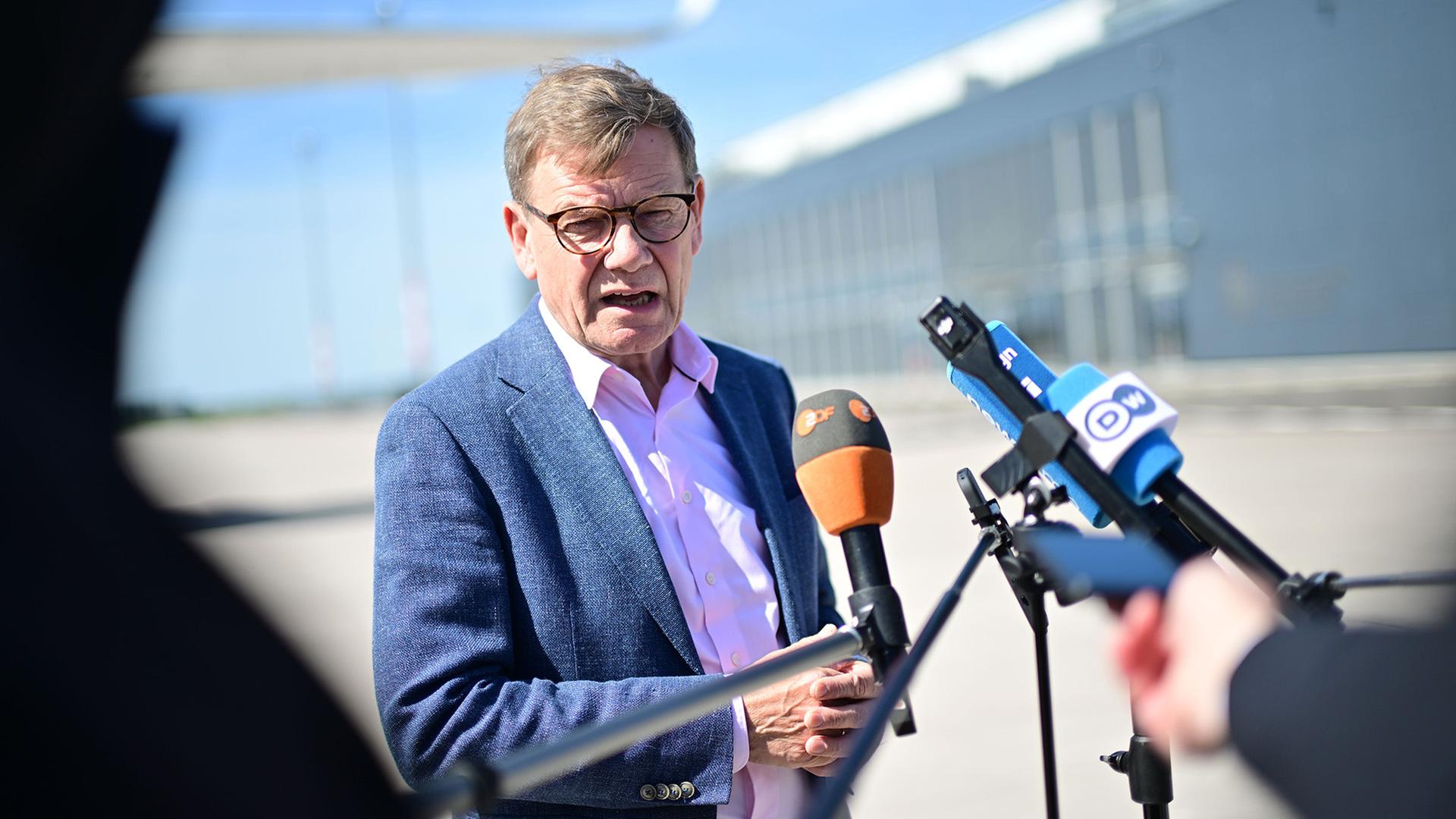Johann Wadephul spricht auf dem milit�rischen Teil des Flughafens Berlin Brandenburg. | Sebastian Gollnow/dpa