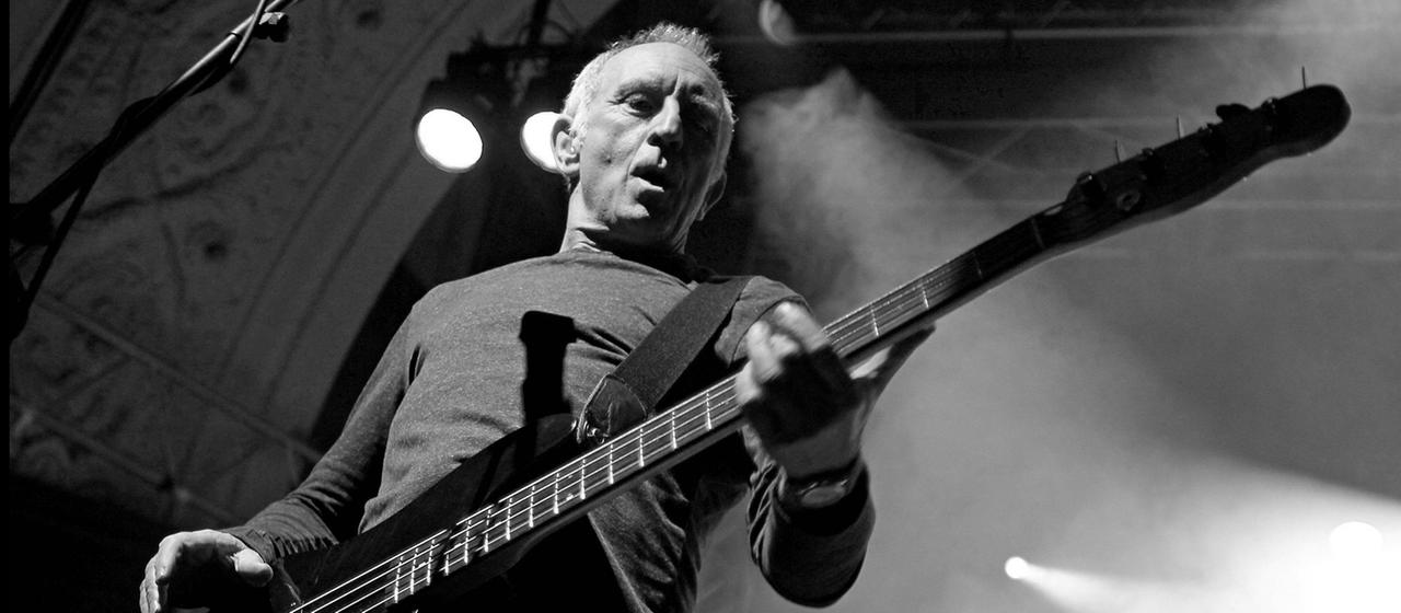 Chris Cross spielt auf einer Bühne Bass.