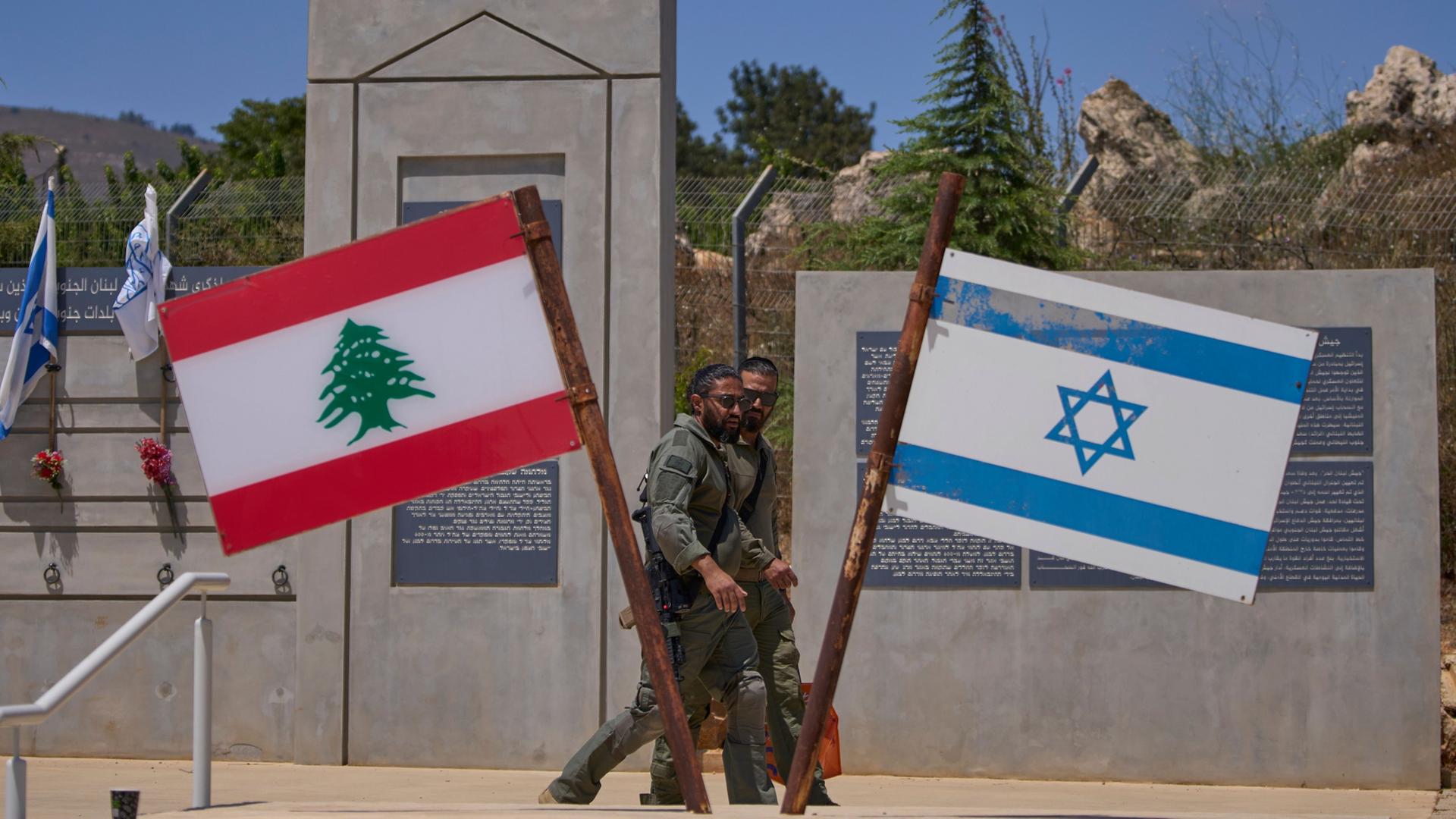 Israelische Soldaten gehen an einer Gedenkst�tte an der Grenze zum Libanon entlang | Ohad Zwigenberg/AP/dpa
