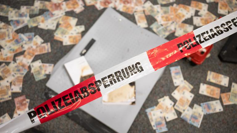 Musterbanknoten liegen während einer Pressekonferenz zum Kampf gegen Geldautomatensprengungen im Landeskriminalamt Hessen vor einem Geldautomat, der zu Testzwecken durch das LKA gesprengt wurde.