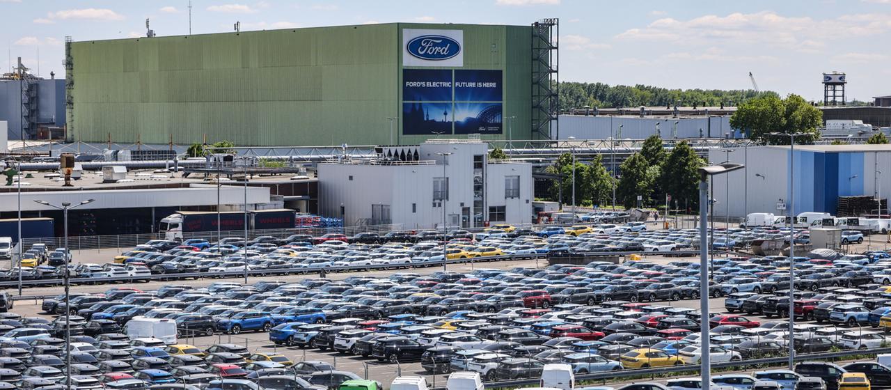 Neuwagen vor dem Ford-Werk in Köln