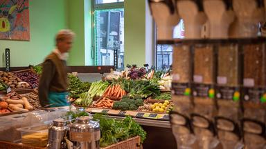 Ein Mann in einem Unverpackt-Laden.