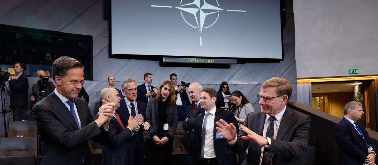 Eine Gruppe von Männern in Anzügen sprechen gestenreich miteinander