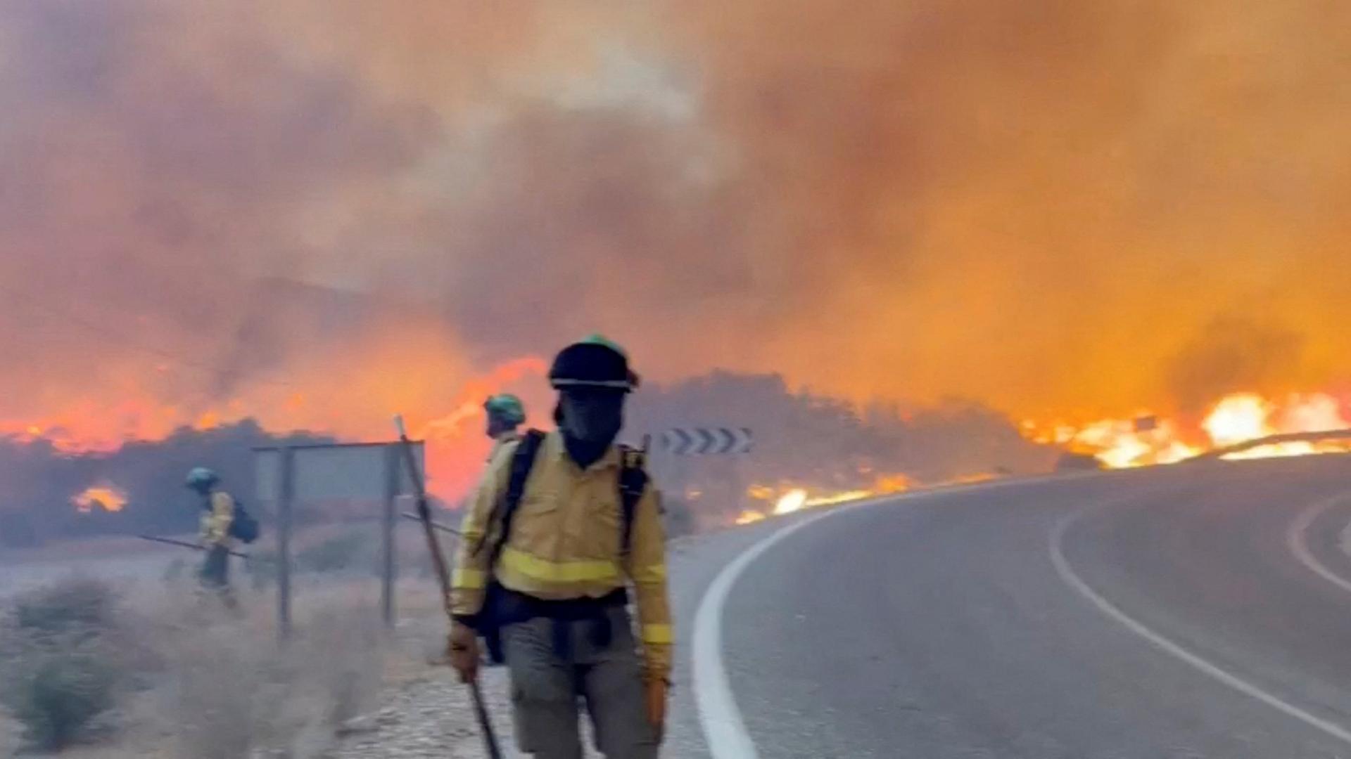 In diesem Screenshot aus einem am 10. Juli 2026 verÃ¶ffentlichten Video sind RettungskrÃ¤fte bei einem Waldbrand in AlmerÃ­a (Spanien) im Einsatz. | @Plan_INFOCA via X/Handout via REUTERS