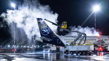 Eine Passagiermaschine wird am Frankfurter Flughafen enteist.