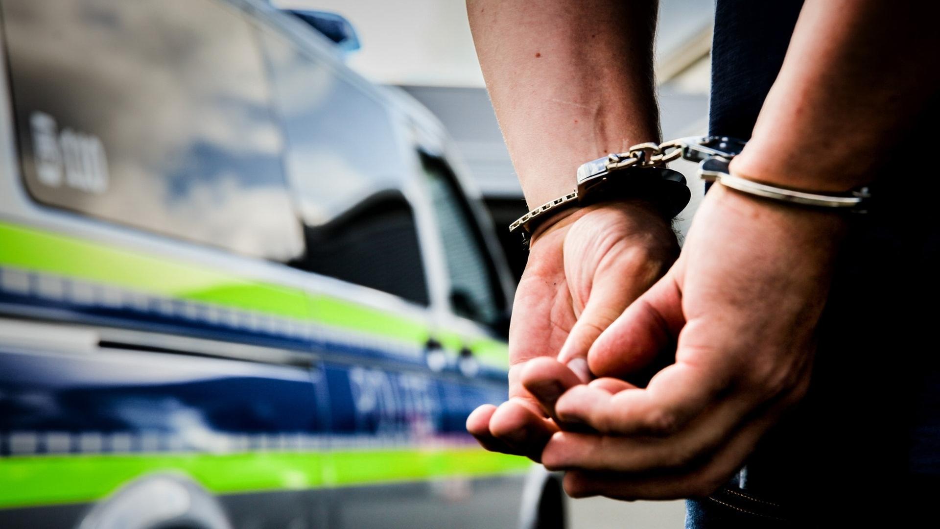 Auf Gold hatten Betrüger am Donnersberg gehofft. Stattdessen klickten die Handschellen. Symbolbild.  | picture-alliance / Reportdienste, Fotostand / K. Schmitt