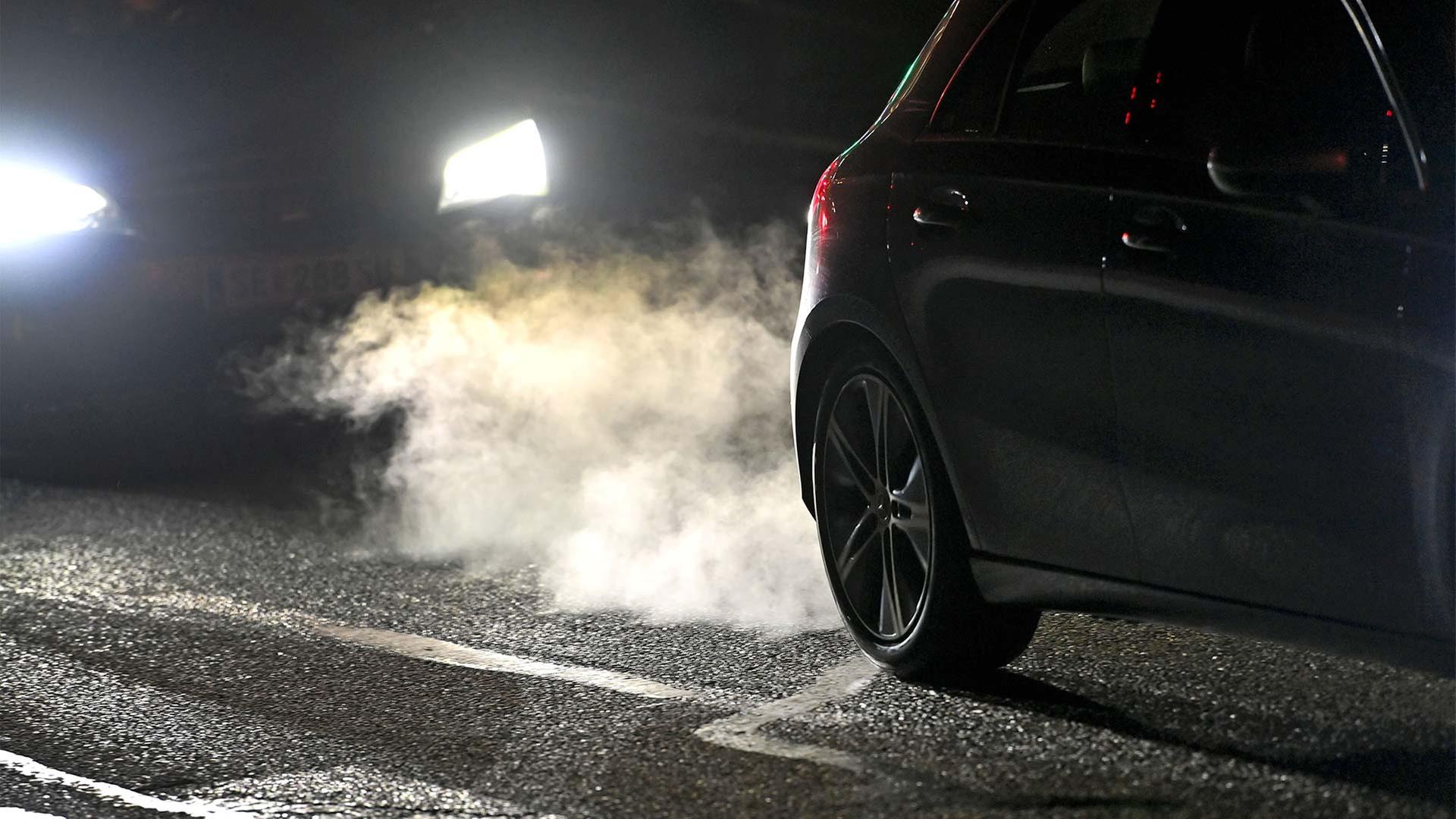 Abgase kommen aus dem Auspuff eines Autos. | picture alliance / SvenSimon