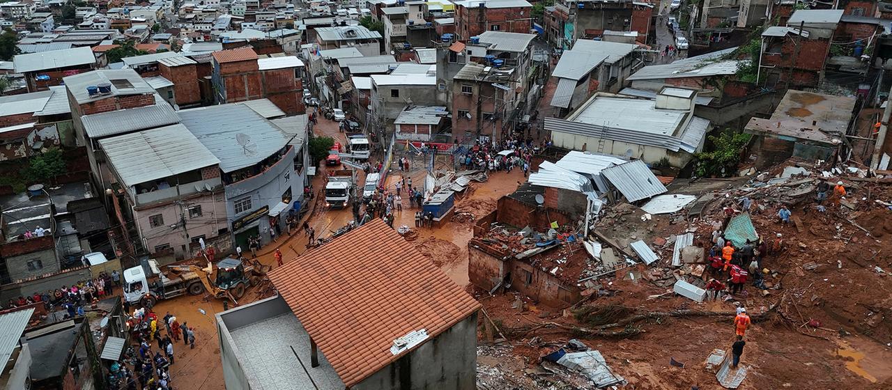 Trümmer eines eingestürzten Gebäudes im Stadtteil JK nach tödlichen Starkregenfällen in Juiz de Fora, Brasilien.