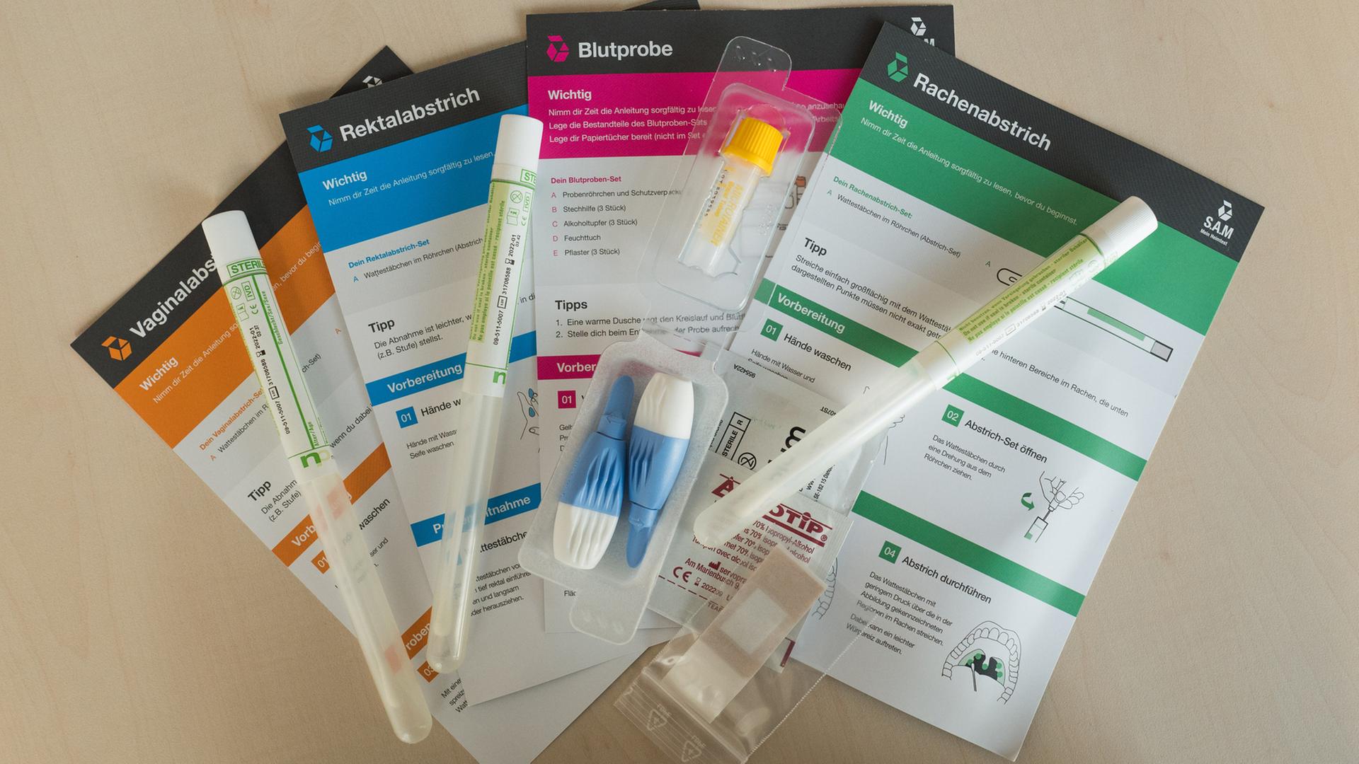 Blick auf ein Testkit für Heimtests auf Geschlechtskrankheiten.