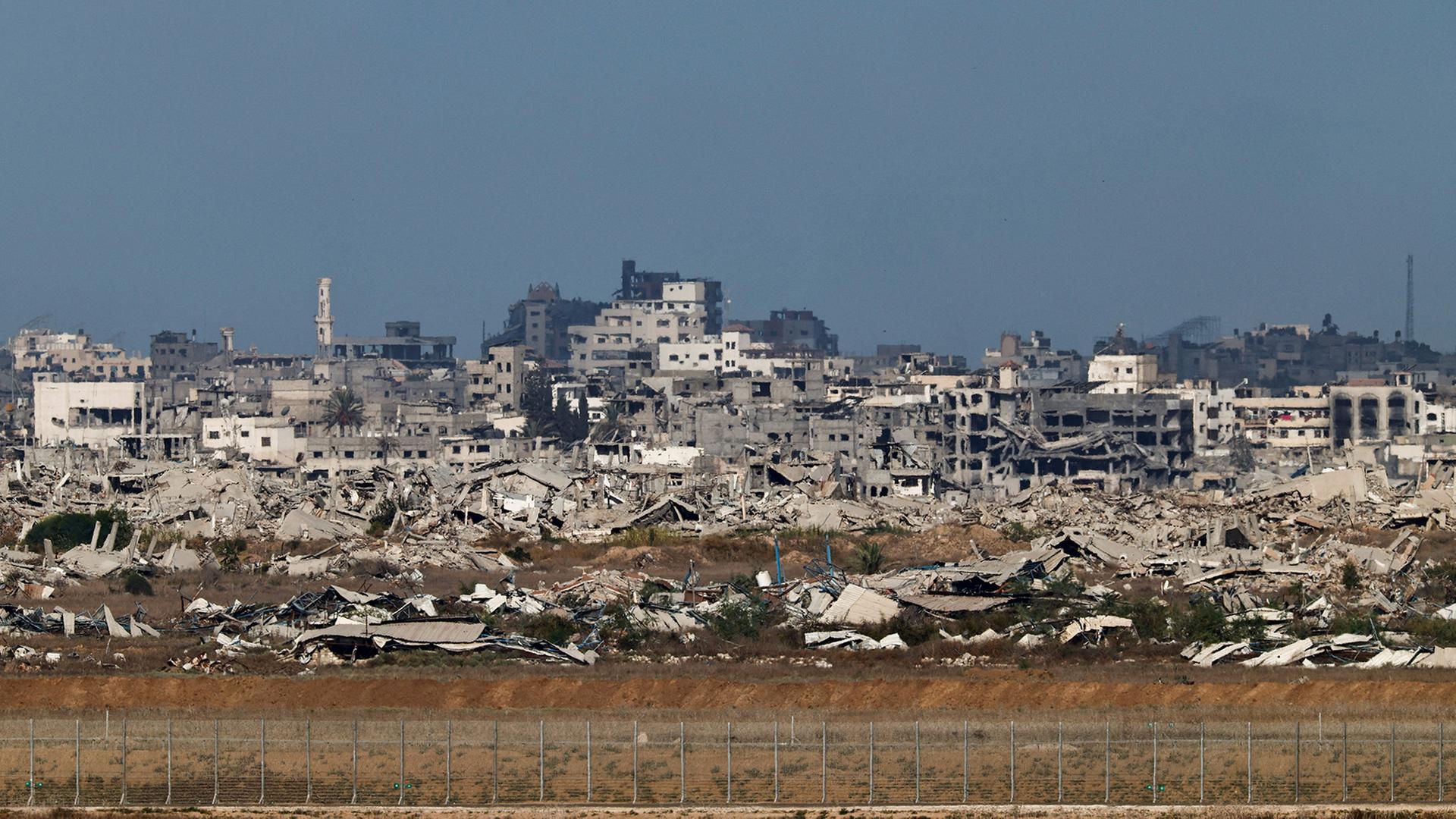 Zerstörte Gebäude in Gaza, aufgenommen von Israel aus. | REUTERS