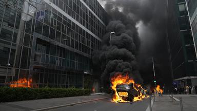 Brennende Autos liegen nach Ausschreitungen nach einem Trauermarsch in Nanterre (Frankreich) auf einer Straße.