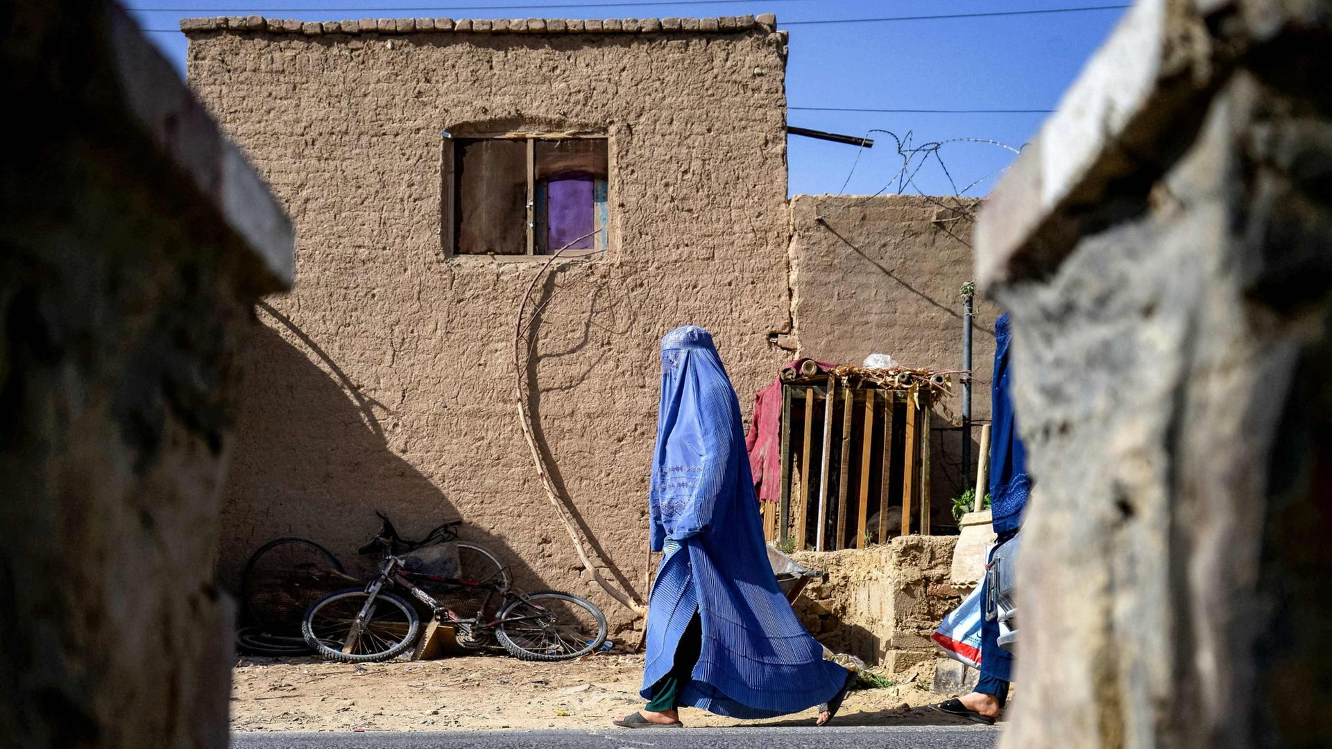 Eine voll verschleierte Frau läuft durch Kandahar (Afghanistan). | AFP
